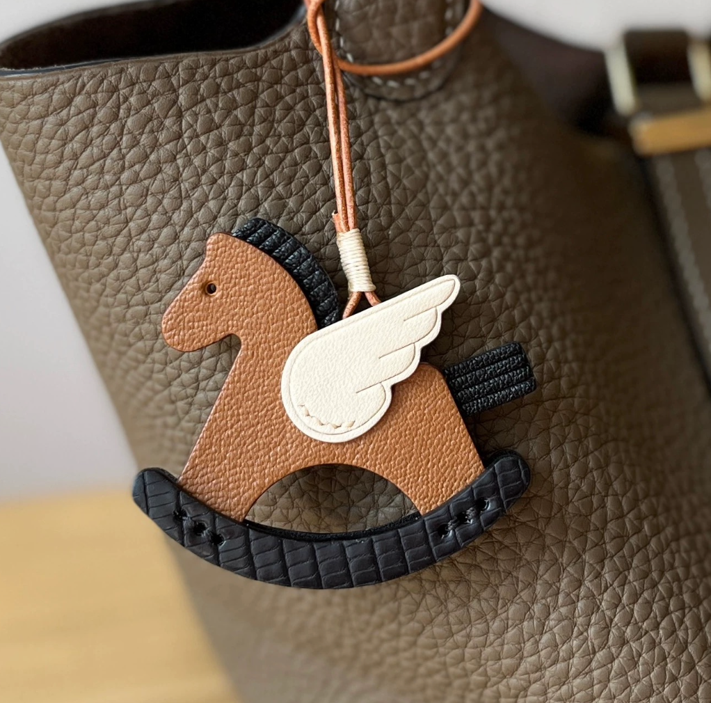 Colgante de cuero personalizado para bolso con forma de caballo balancín