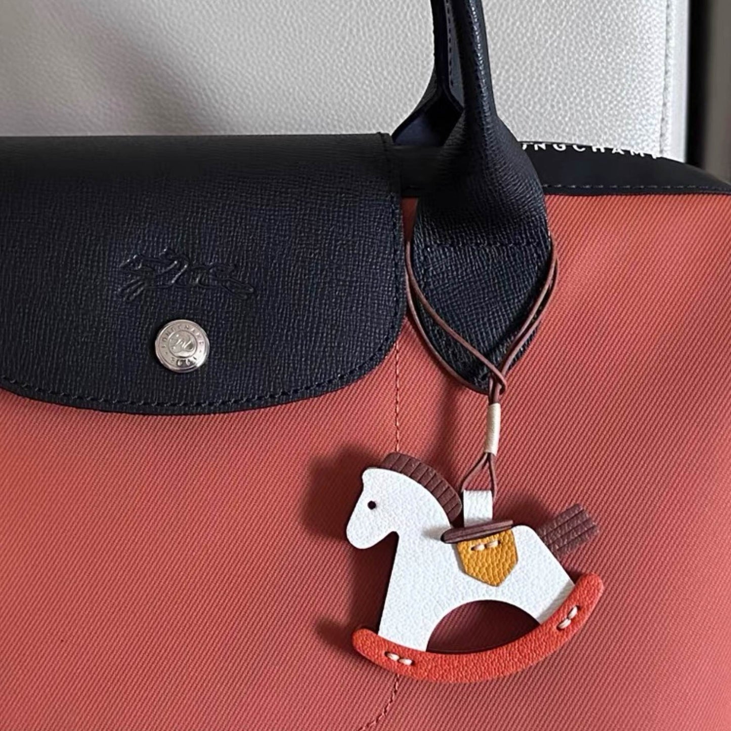 Personalisierter Taschenanhänger aus Leder mit Schaukelpferd-Motiv