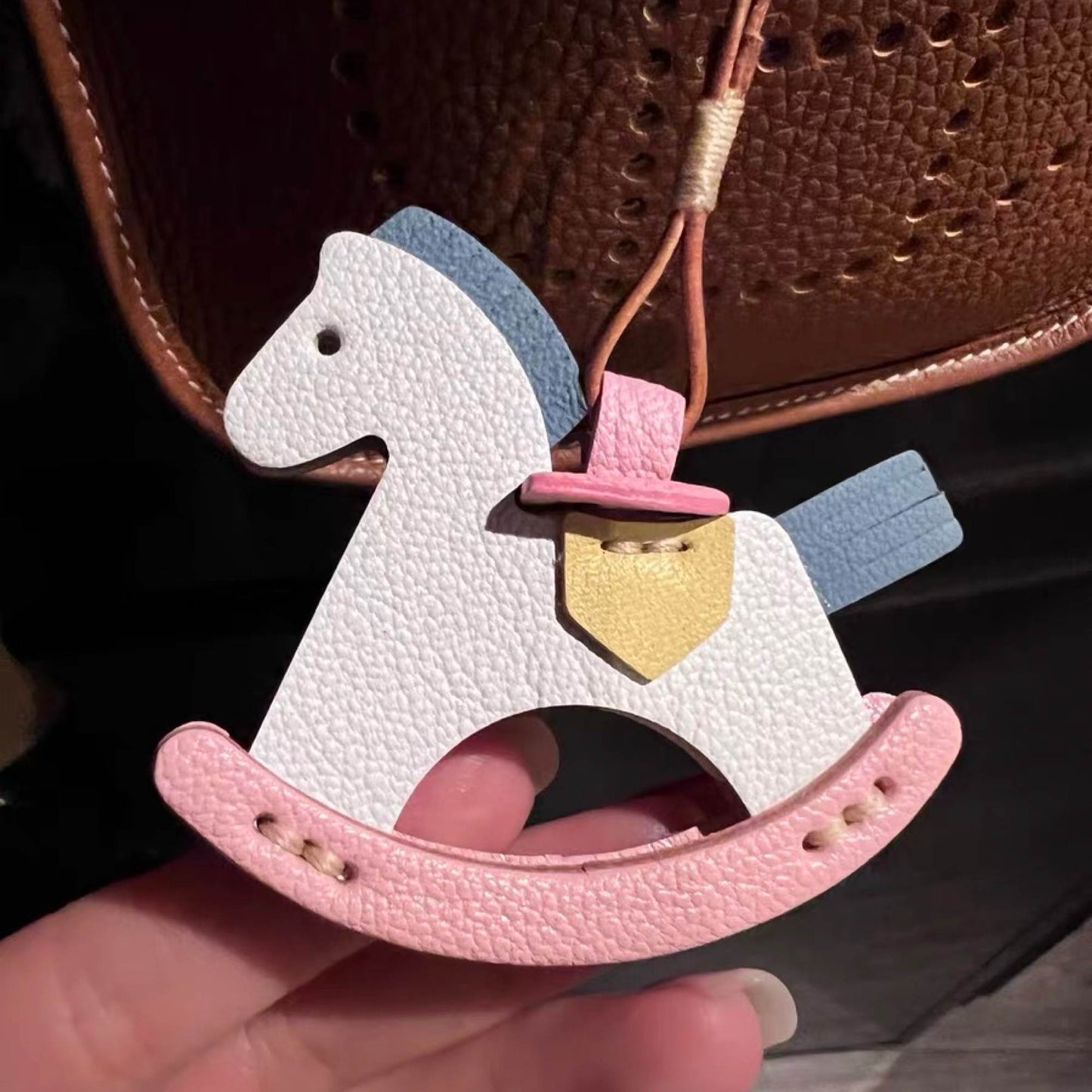 Personalisierter Taschenanhänger aus Leder mit Schaukelpferd-Motiv
