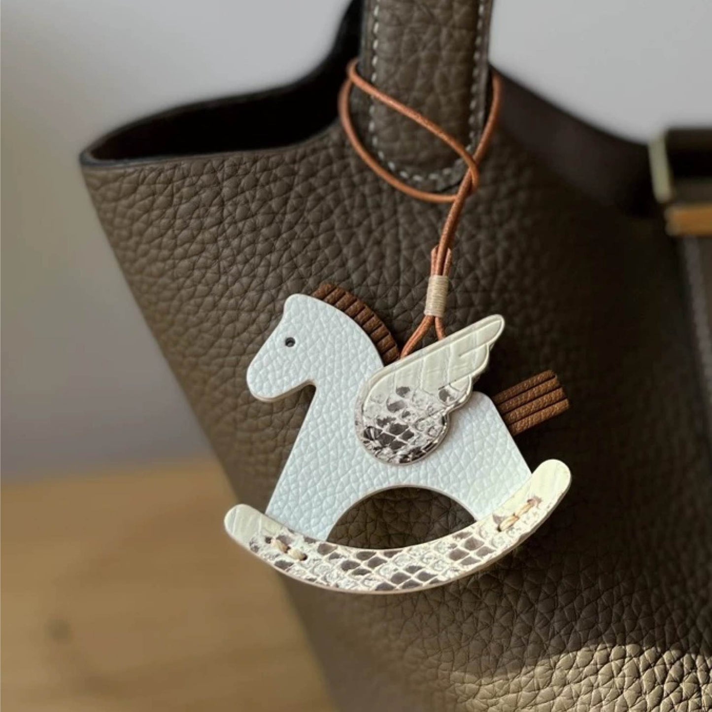 Colgante de cuero personalizado para bolso con forma de caballo balancín